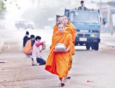 Khất thực trong văn hóa người Lào