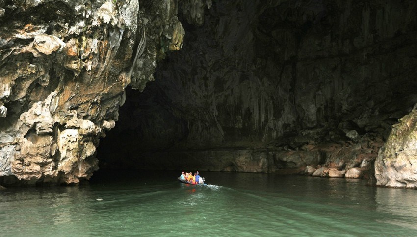 Hang động Tham Kong Lo nằm trong Vuờn Quốc gia Phu Hin Pun, Tỉnh Khammuon, vương quốc Lào