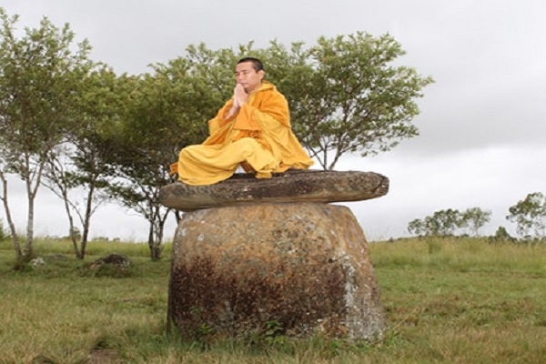 Huyền tích “ma quái” về cánh đồng chum ở Lào
