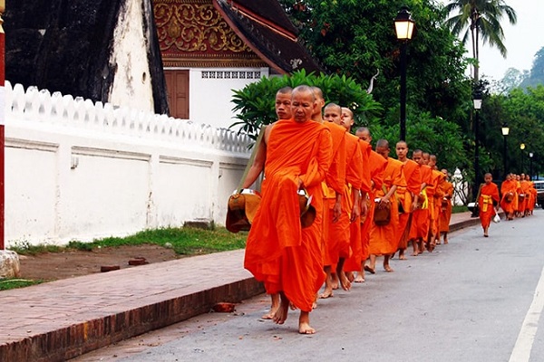 Nhà sư đi khất thực ở​ Luông Pha Băng