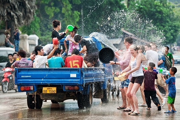 Tháng 4 vui tết người Lào