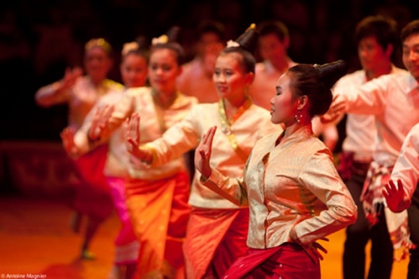 Múa Lăm Vông duyên dáng ở Lào